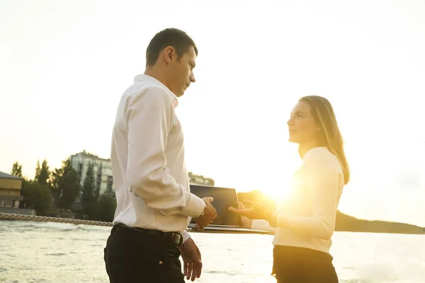 Well Dressed Couple Using Laptop Outdoor Terrace Restaurant Business People — Stock Photo, Image