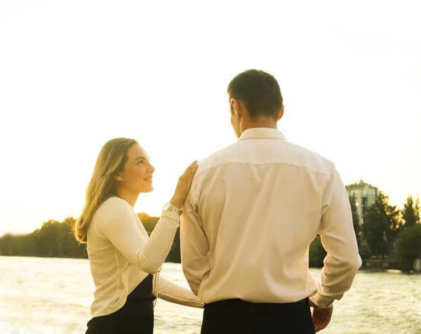 Depressed Business Man Standing Coast Comforted His Girlfriend — Stock Photo, Image