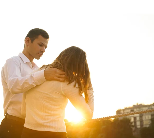 Hombre Negocios Deprimido Pie Cerca Costa Consolado Por Novia — Foto de Stock