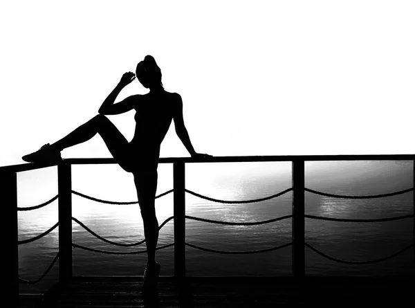 Mujer Sexy Deportivo Fondo Puesta Sol Mar Báltico Meditación Relajación — Foto de Stock