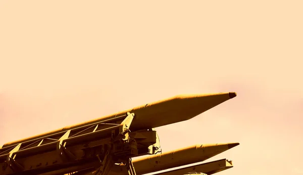 Massenvernichtungswaffen Eine Rakete Mit Einem Sprengkopf Blickt Den Sonnigen Himmel — Stockfoto