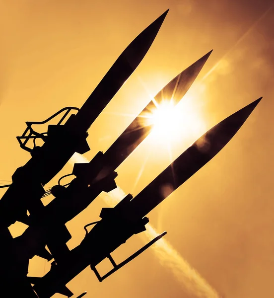 Massavernietigingswapens Een Raket Met Een Kernkop Kijkt Zonnige Lucht Klaar — Stockfoto