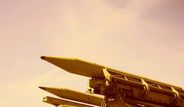 大规模毁灭性武器 一枚带有弹头的导弹看着阳光灿烂的天空 准备发射 核武器 化学武器 — 图库照片