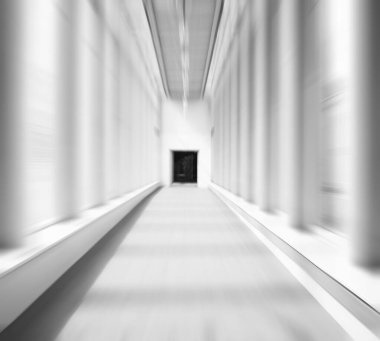 Modern tarzda ofis geçidi. Mavi pencereli ve duvarlı uzun, boş bir koridor. Karantina konsepti