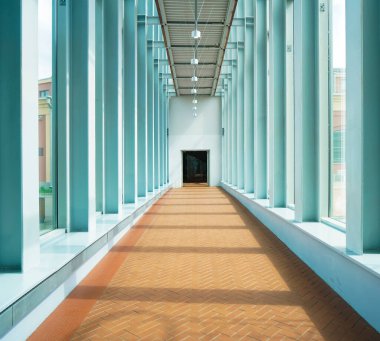 Modern tarzda ofis geçidi. Mavi pencereli ve duvarlı uzun, boş bir koridor. Karantina konsepti