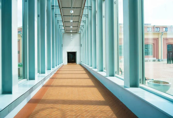 Άμεση Walkway Γραφείο Μοντέρνο Στυλ Μακρύ Άδειο Διάδρομο Μπλε Παράθυρα — Φωτογραφία Αρχείου