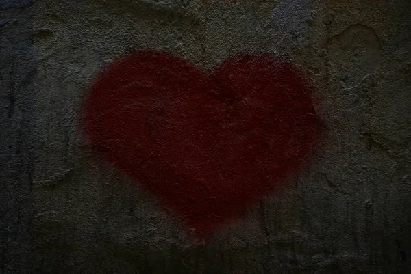 Kirli Gri Beton Duvar Kırmızı Kalp Arka Planı — Stok fotoğraf