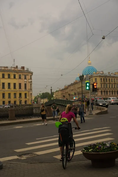 Мать Маленькая Дочка Едут Велосипеде Городской Улице Сент Петерсбург Россия — стоковое фото