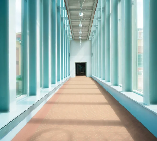 Modern Tarzda Ofis Geçidi Mavi Pencereli Duvarlı Uzun Boş Bir — Stok fotoğraf