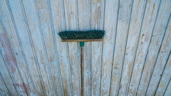 Scopa Polverosa Con Lunga Maniglia Legno Isolata Sfondo Recinzione Legno — Foto Stock