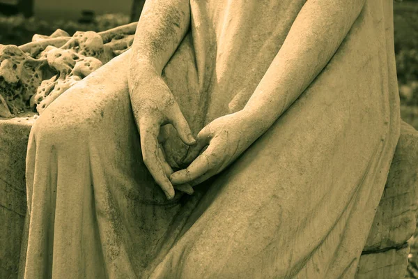 史东的手和心脏的手指之间的标志 大理石女神像 — 图库照片
