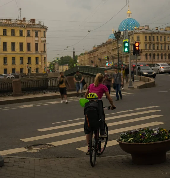 Mère Petite Fille Bas Âge Faisant Vélo Dans Une Rue — Photo