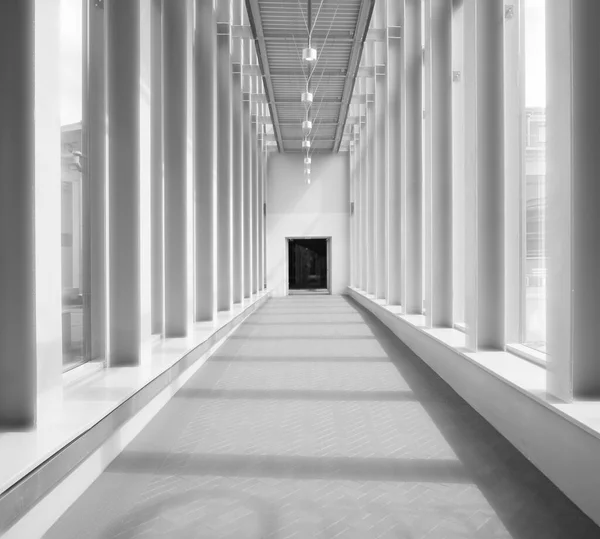 Passerella Ufficio Diretta Stile Moderno Lungo Corridoio Vuoto Con Finestre — Foto Stock