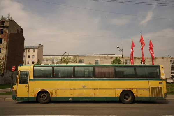 Green Yellow Bus Retro Interurban Coach City Street — Stock Photo, Image