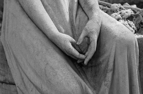 Ston Hands Heart Sign Fingers Marble Female Monument — Stock Photo, Image