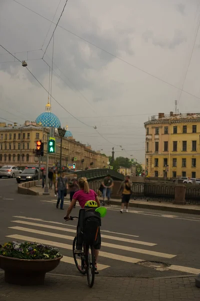 Annesi Küçük Kızı Şehir Caddesinde Bisiklet Sürüyorlar Saint Petersburg Rusya — Stok fotoğraf