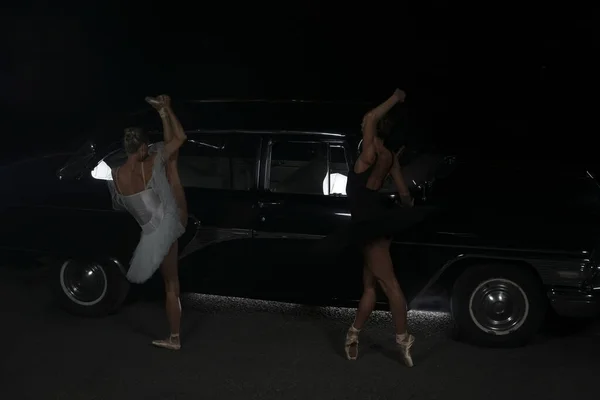 Portrait Deux Danseurs Ballet Dansant Nuit Près Une Voiture Rétro — Photo