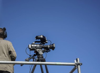 Kameraman çekim yapıyor. Hava gösterisi sırasında çekim yapan bir adam. Kameraman televizyon için çekim yapıyor. canlı biçim.