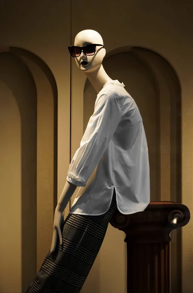 Vrouwelijke Mannequin Zonnebril Hoofd Wit Shirt — Stockfoto