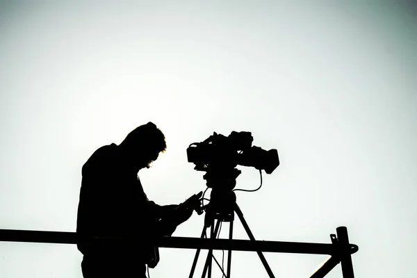 Silhouette Cameraman Avec Caméra Professionnelle Sur Trépied Isolé — Photo