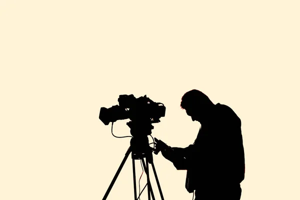 Silhouette Cameraman Avec Caméra Professionnelle Sur Trépied Isolé — Photo
