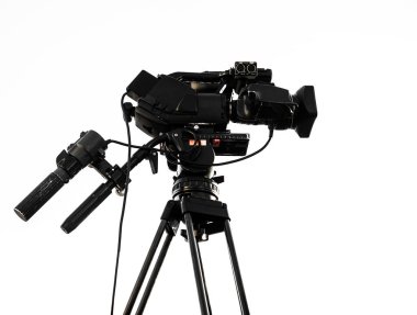 Video kamera beyaz arka planda izole bir şekilde tripodun üzerinde duruyor. Teknoloji konsepti, modern, eğlence.