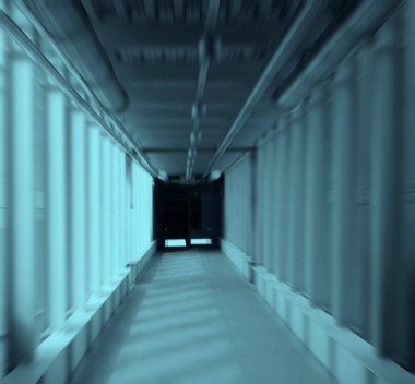 Boruları ve kabloları olan sanayi koridoru, tavana monte edilmiş sistemler.