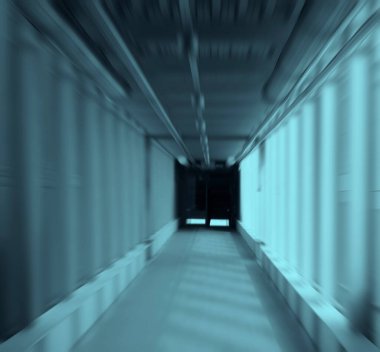 Boruları ve kabloları olan sanayi koridoru, tavana monte edilmiş sistemler.