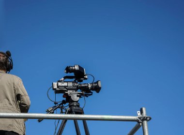 Kameraman çekim yapıyor. Hava gösterisi sırasında çekim yapan bir adam. Kameraman televizyon için çekim yapıyor. canlı biçim.