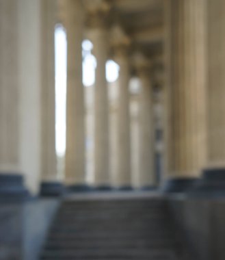 Bulanık görüntü. Tarihi mimarinin klasik sütunlarının ayrıntıları. Saint-Petersburg 'da. Kazan Katedrali