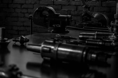Arka planda eski çelik mengene var. Ahşap el sanatları masasında metal mengene. demir detayları