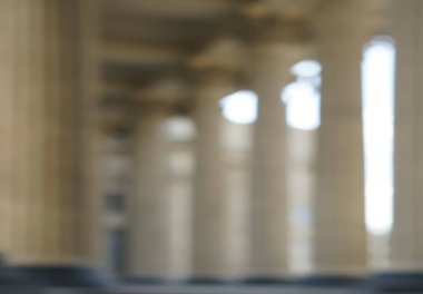 Bulanık görüntü. Tarihi mimarinin klasik sütunlarının ayrıntıları. Saint-Petersburg 'da. Kazan Katedrali