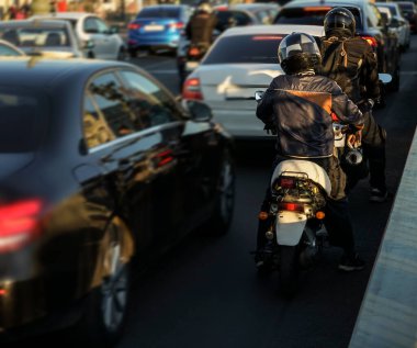  Trafik sıkışıklığı, araba akışı. Trafiğin en yoğun olduğu saatte, arabalar Asphalt Yolu 'ndan çıkar. Arkadan bak. Mobiletler yolda..
