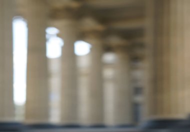 Bulanık görüntü. Tarihi mimarinin klasik sütunlarının ayrıntıları. Saint-Petersburg 'da. Kazan Katedrali