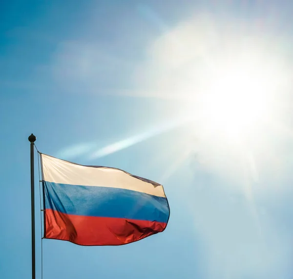 Bandera Rusa Sobre Fondo Cielo Azul Con Luz Solar Bandera — Foto de Stock