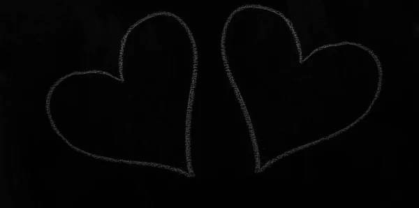 Kara Tahtaya Tebeşirle Çizilmiş Iki Beyaz Kalp — Stok fotoğraf