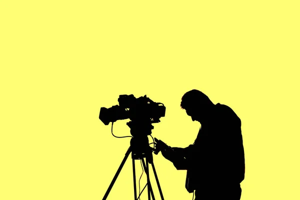 카메라가 카메라맨의 실루엣 삼각대에 고립된 — 스톡 사진