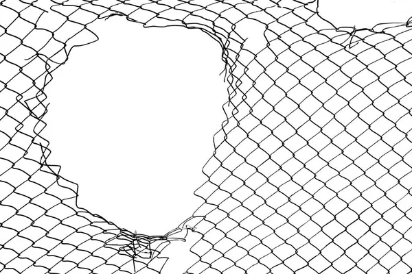 在白色背景上损坏金属丝网 网状网 网孔在白色背景上隔离 — 图库照片