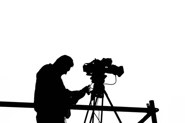 카메라가 카메라맨의 실루엣 삼각대에 고립된 — 스톡 사진