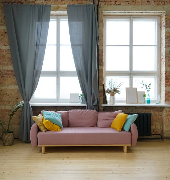 Ροζ Καναπές Και Καρέκλες Ξύλινο Πάτωμα Τούβλο Τοίχο Φόντο — Φωτογραφία Αρχείου
