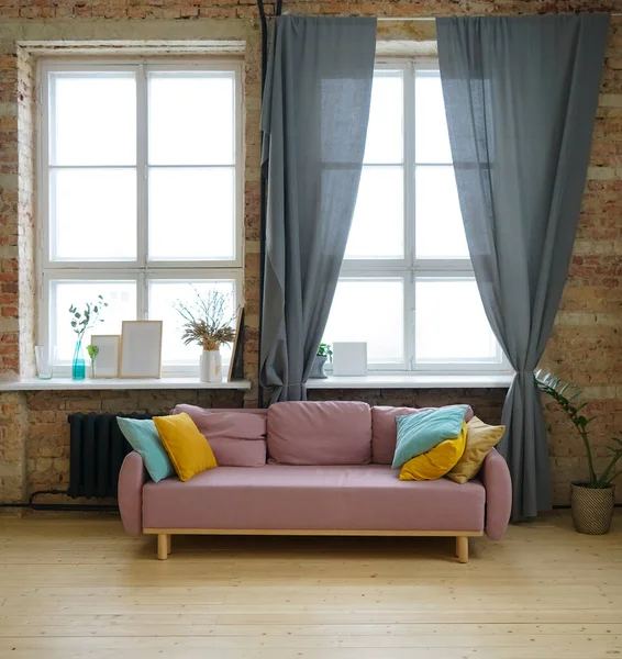 Ροζ Καναπές Και Καρέκλες Ξύλινο Πάτωμα Τούβλο Τοίχο Φόντο — Φωτογραφία Αρχείου