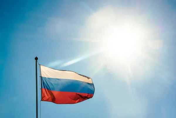 Bandeira Russa Fundo Céu Azul Com Luz Solar Bandeira Russa — Fotografia de Stock