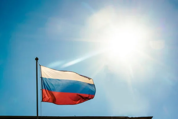 Bandera Rusa Sobre Fondo Cielo Azul Con Luz Solar Bandera —  Fotos de Stock