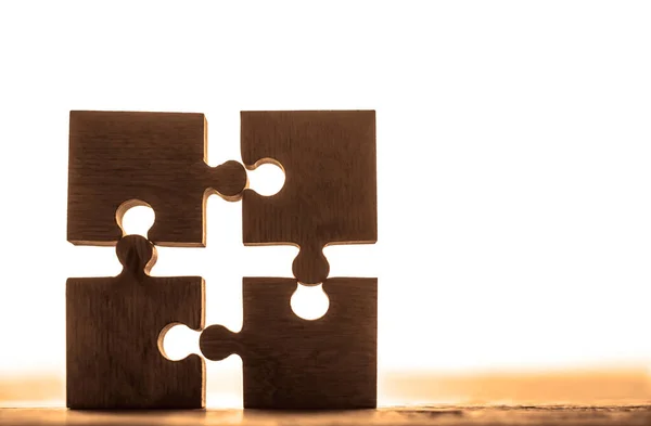 Vier Losgekoppelde Houten Puzzelstukjes Vorm Van Vierkant Geïsoleerd Witte Achtergrond — Stockfoto