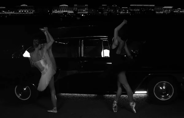 Porträt Zweier Balletttänzerinnen Die Nachts Der Nähe Von Retro Autos — Stockfoto