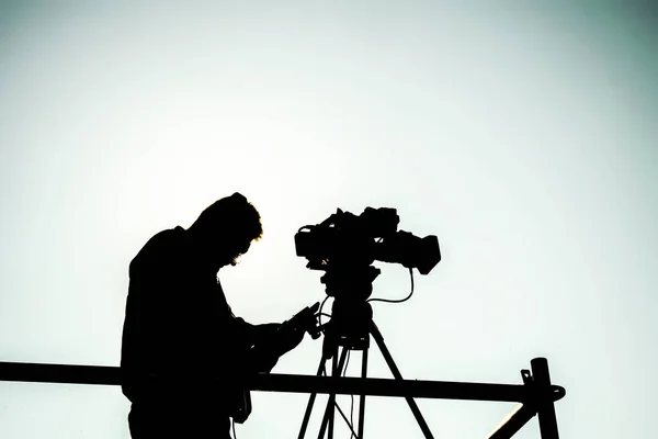Silhueta Cameraman Com Câmera Profissional Tripé Isolado — Fotografia de Stock