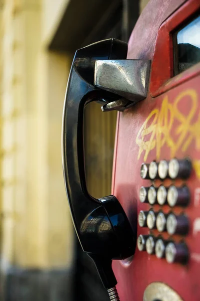 Telefon Ruka Nastavena Pozadí Zdi Ulice Telefonní Stanice Call Box — Stock fotografie