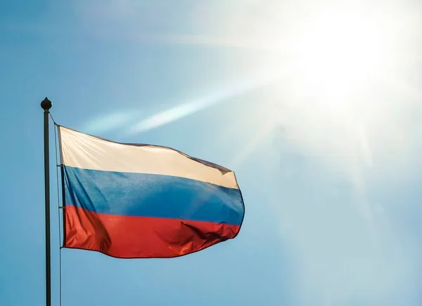 Bandera Rusa Sobre Fondo Cielo Azul Con Luz Solar Bandera — Foto de Stock