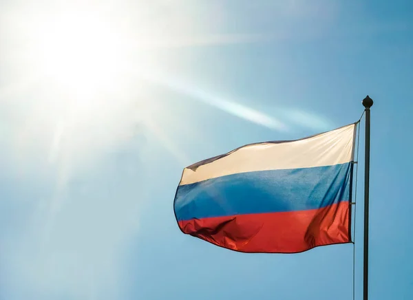 Bandera Rusa Sobre Fondo Cielo Azul Con Luz Solar Bandera — Foto de Stock