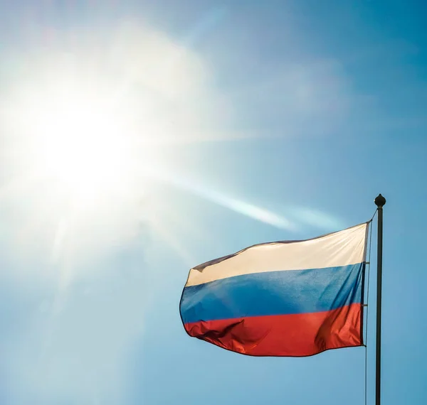 Bandera Rusa Sobre Fondo Cielo Azul Con Luz Solar Bandera — Foto de Stock